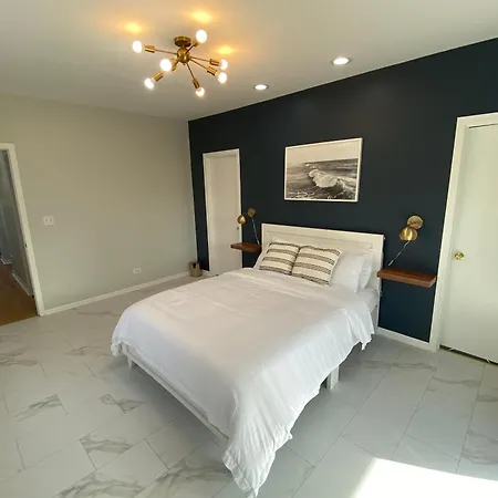 Modern Wrigley Oasis With Parking! Villa